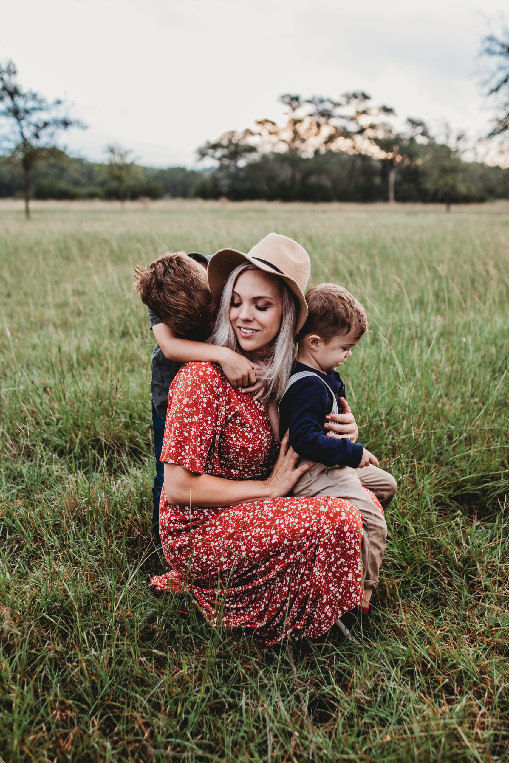 mamma con figli nell'erba