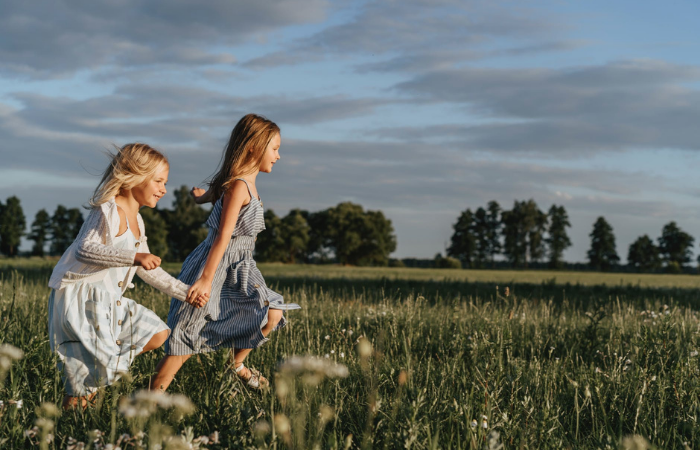 bambine corrono sul prato