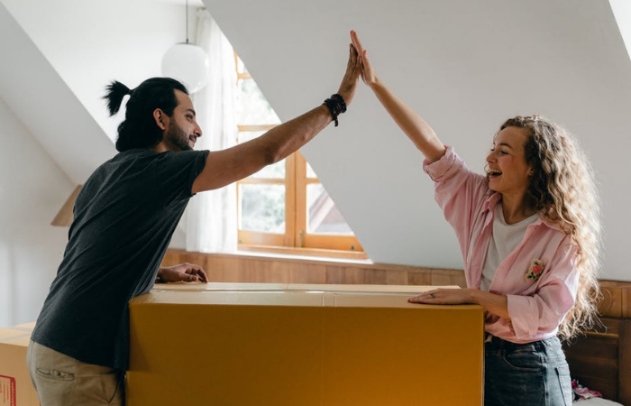 uomo e donna si danno il cinque contenti