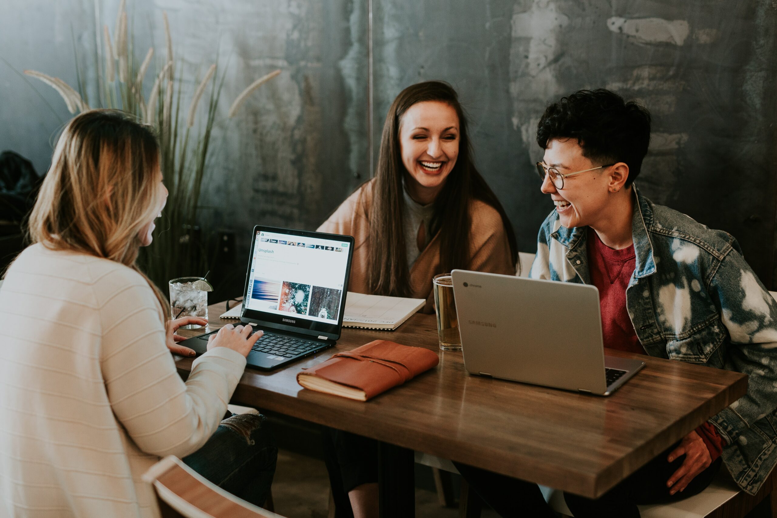 amiche ridono al computer