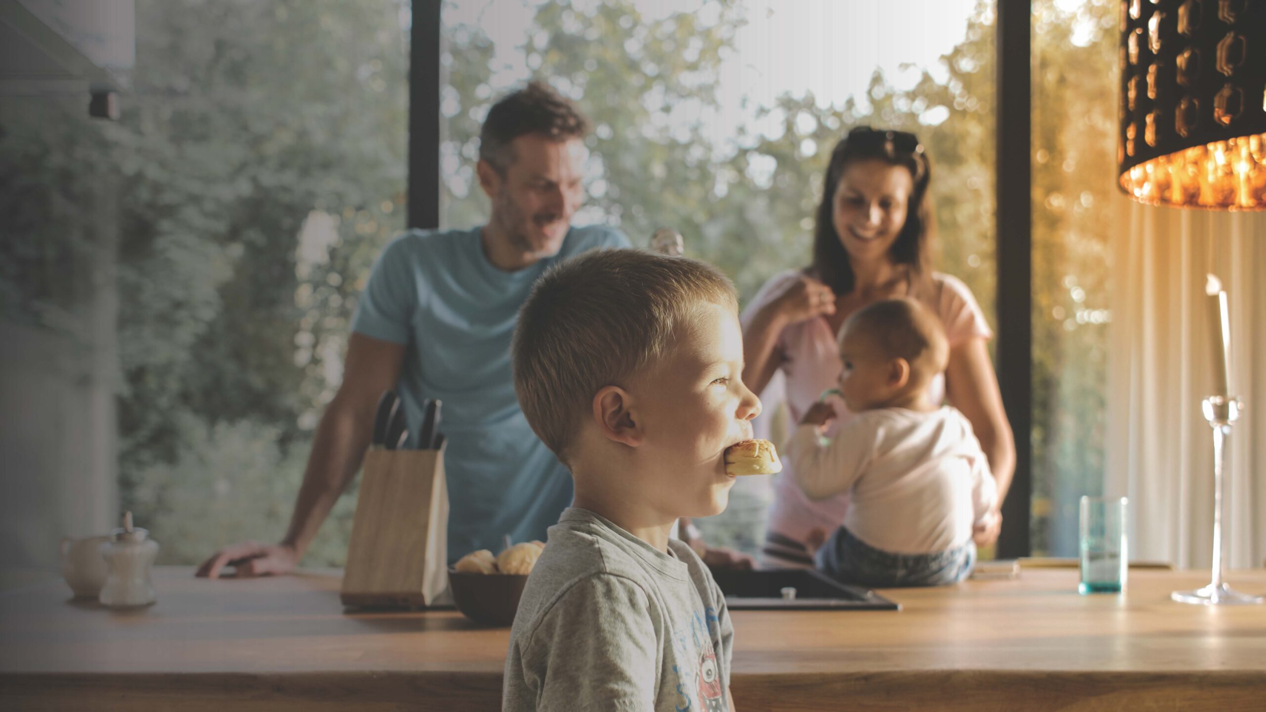 famiglia in cucina grigio