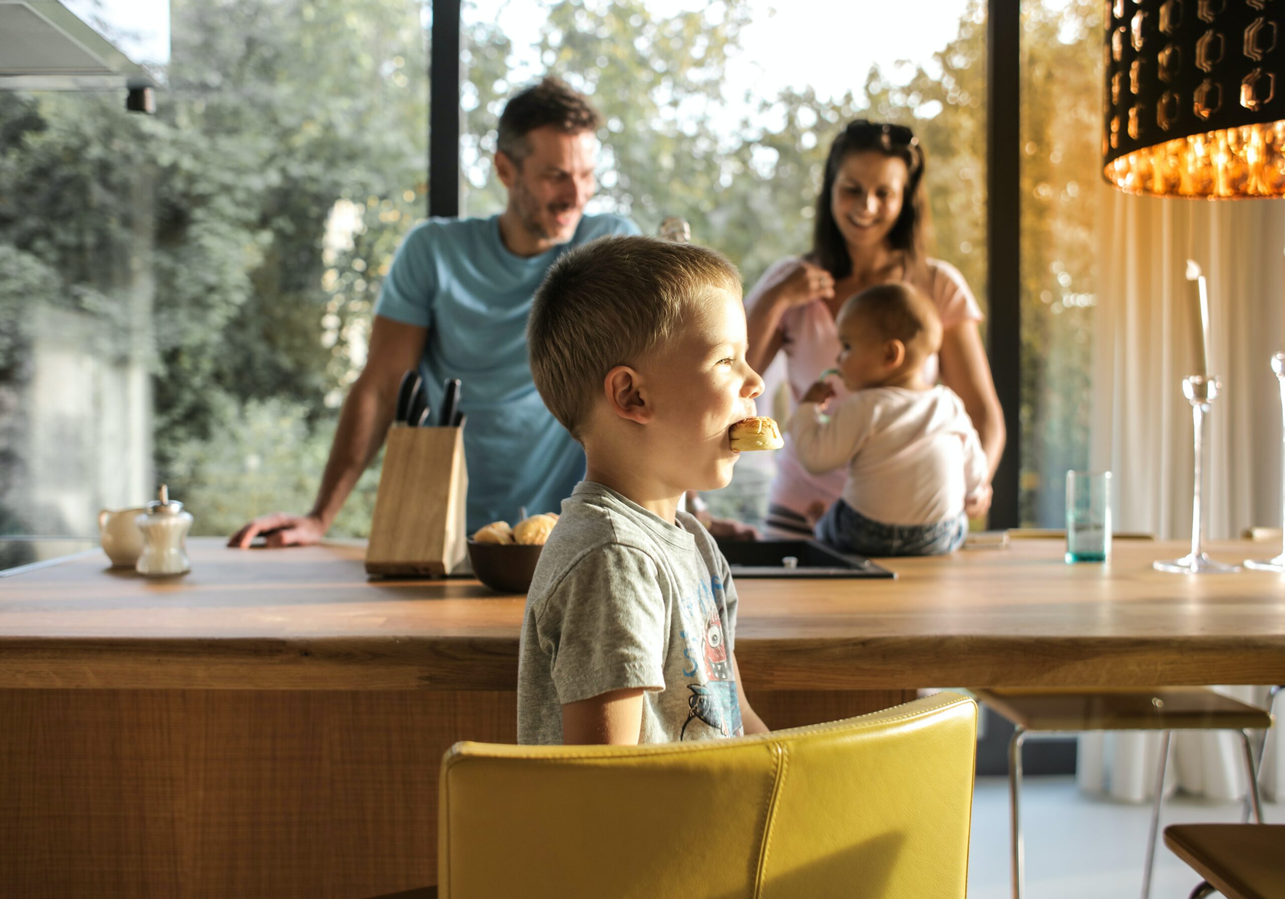 famiglia in cucina