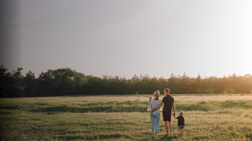 famiglia in distesa verde