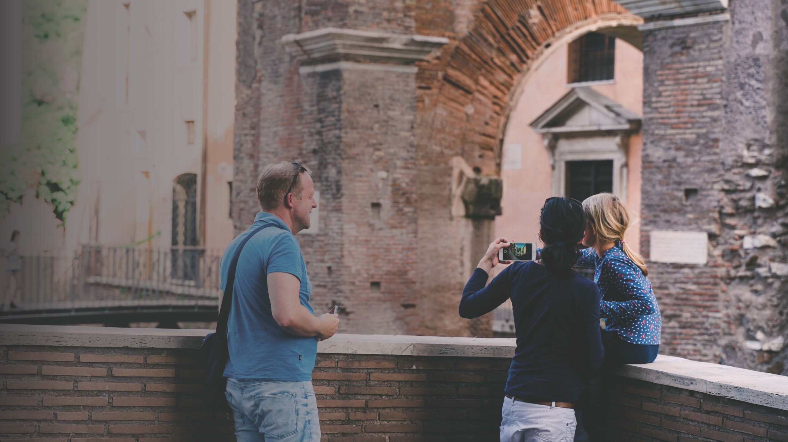 famiglia in vacanza grigio