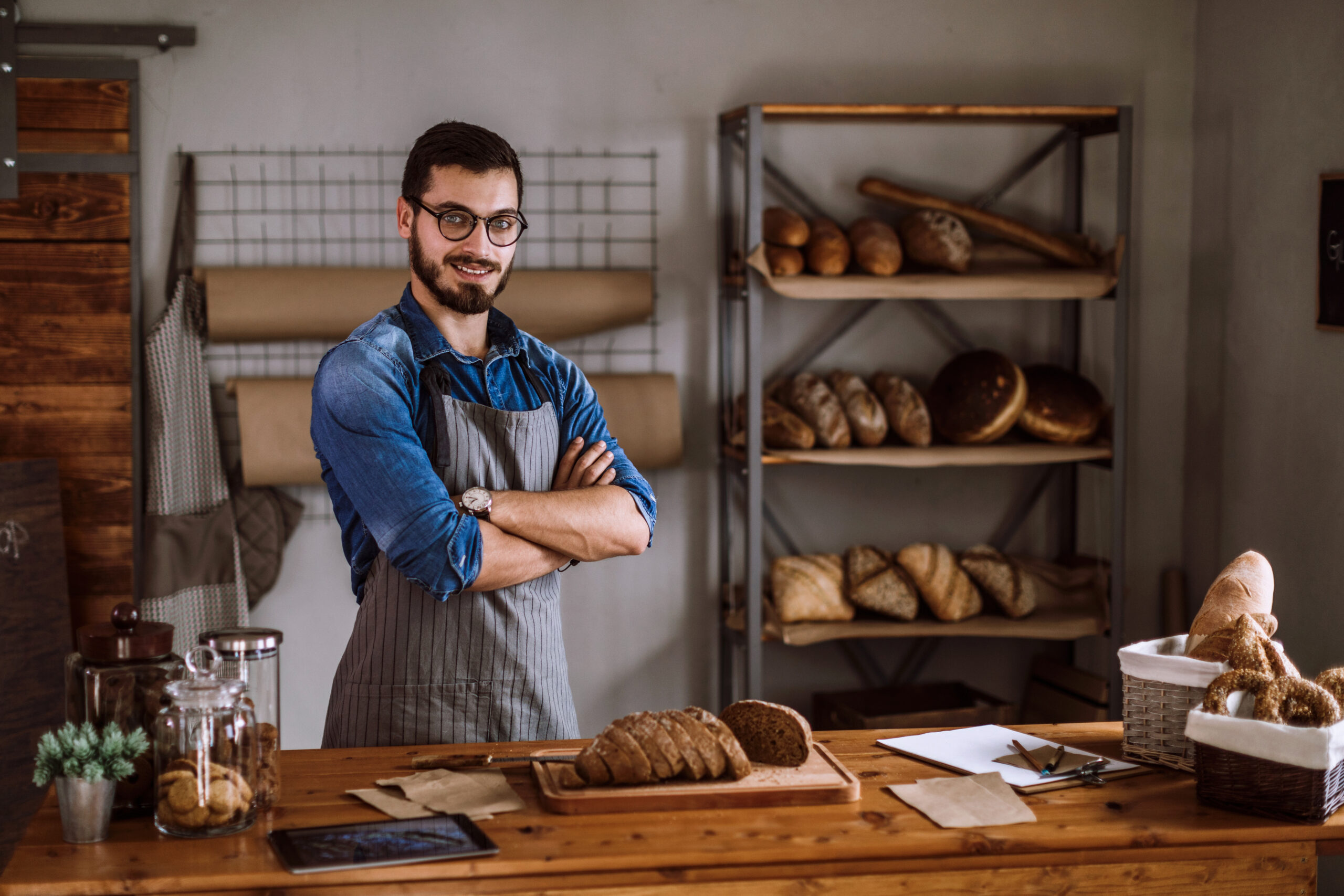 panettiere con braccia conserte