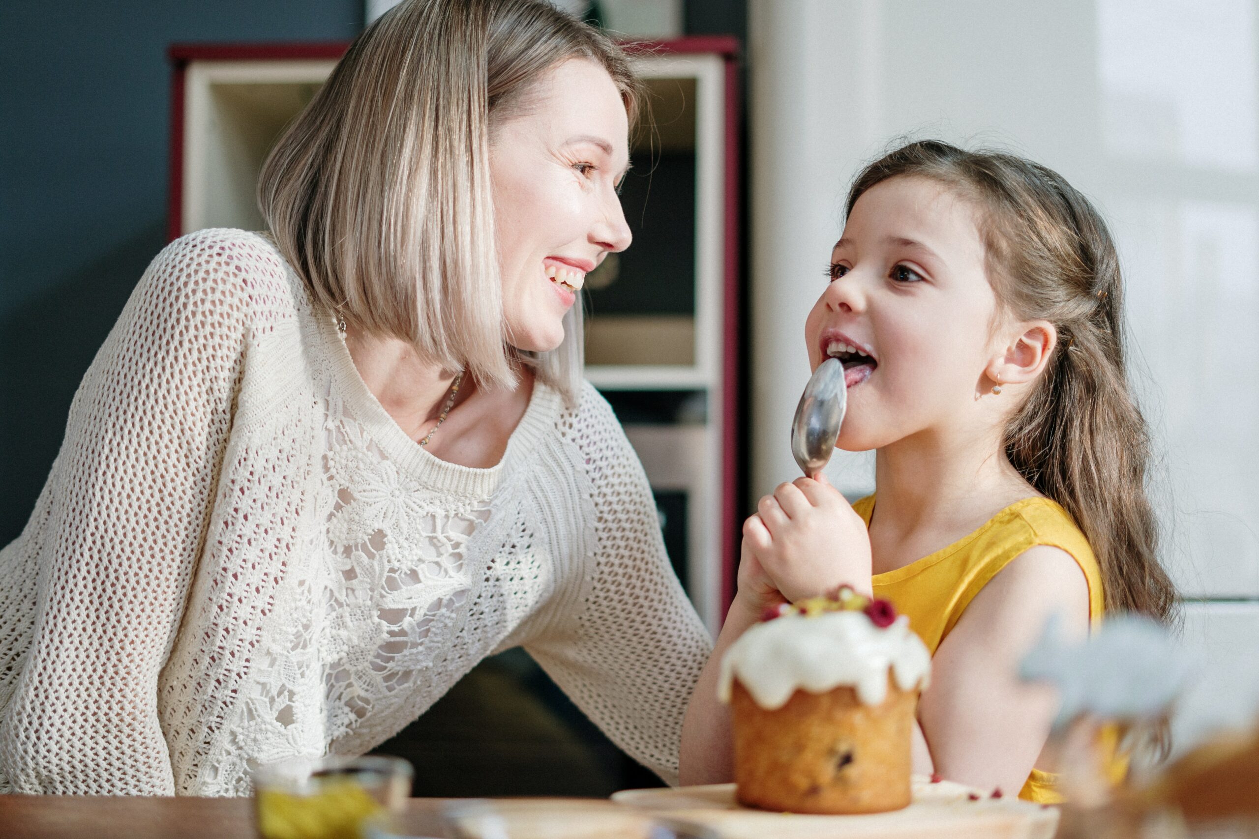 mamma e figlia mangiano dolce