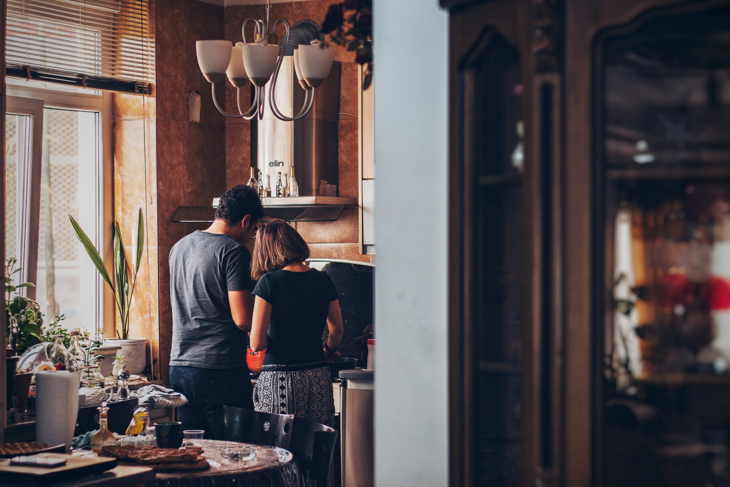 marito e moglie in cucina