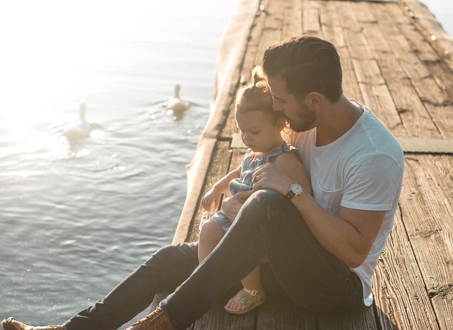 papà e bimba sul fiume