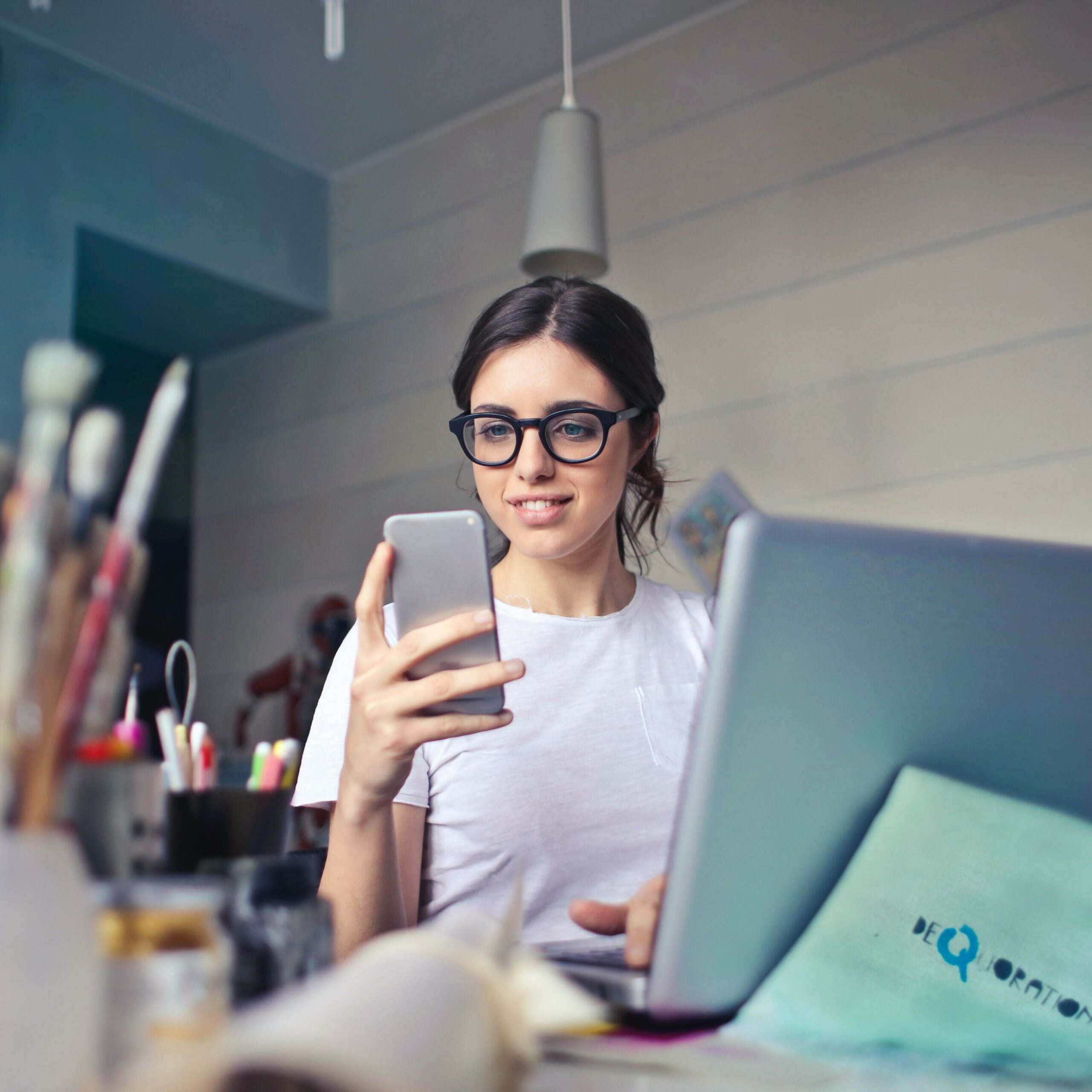 ragazza guarda telefono