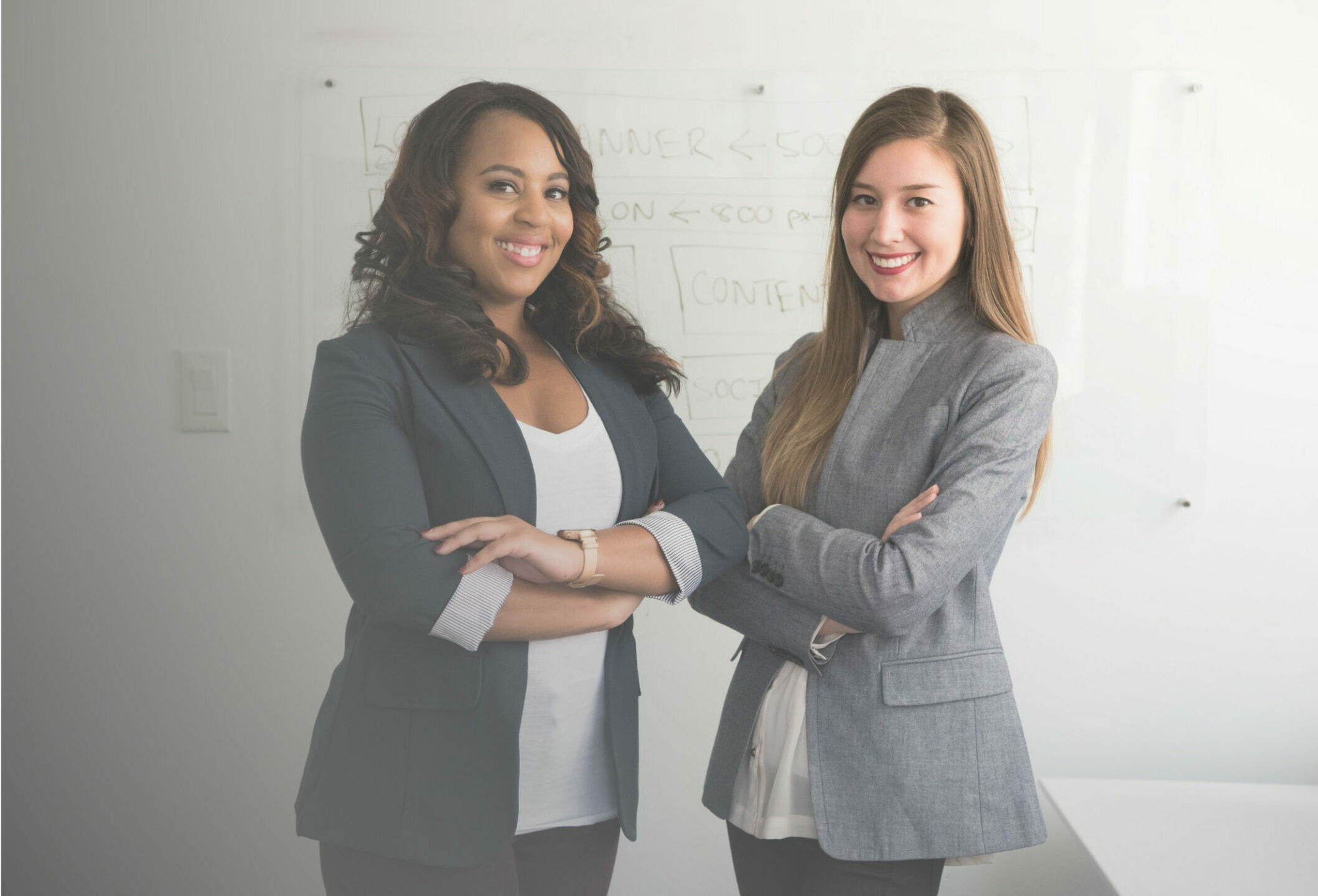 ragazze in azienda grigio