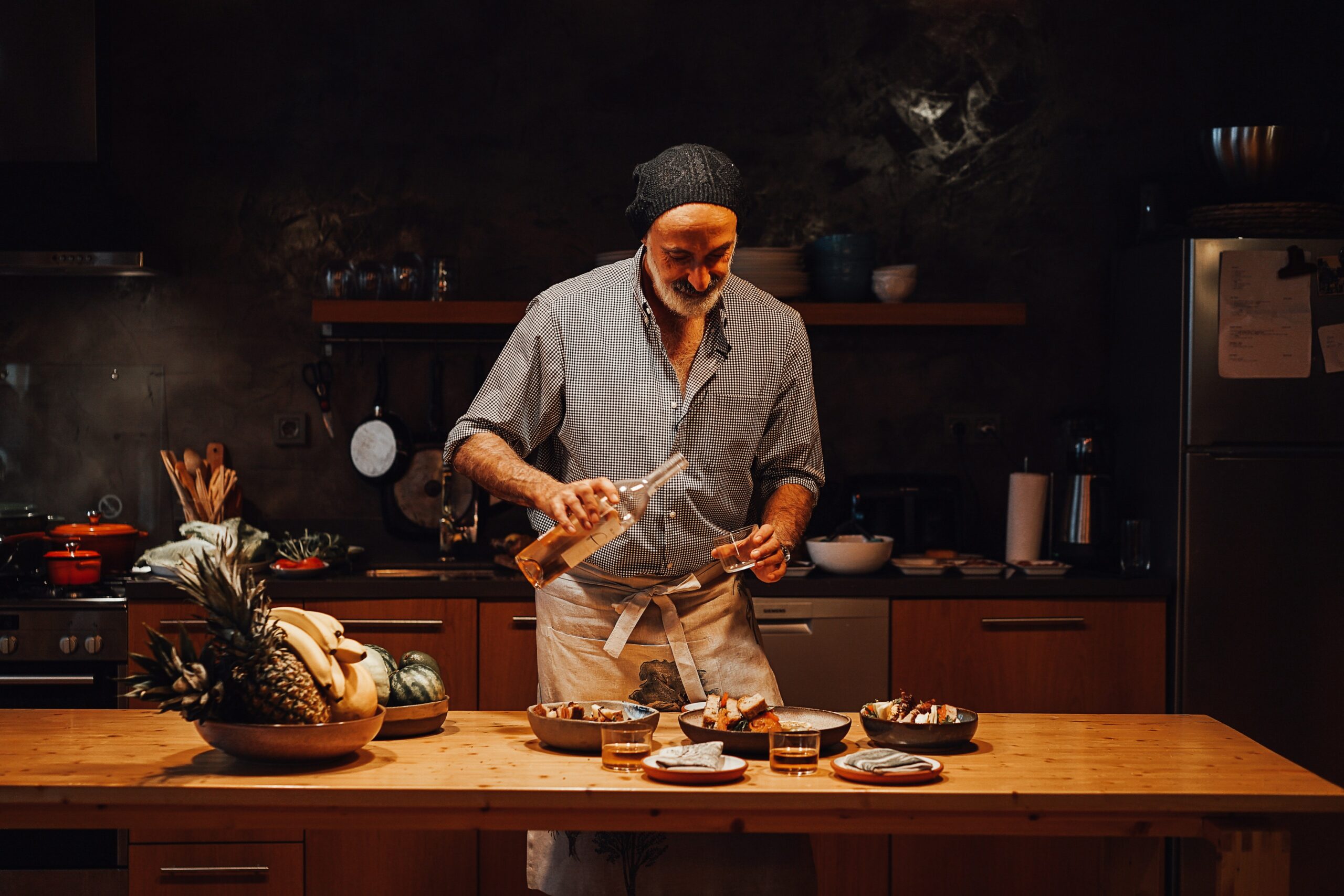 uomo che cucina da solo