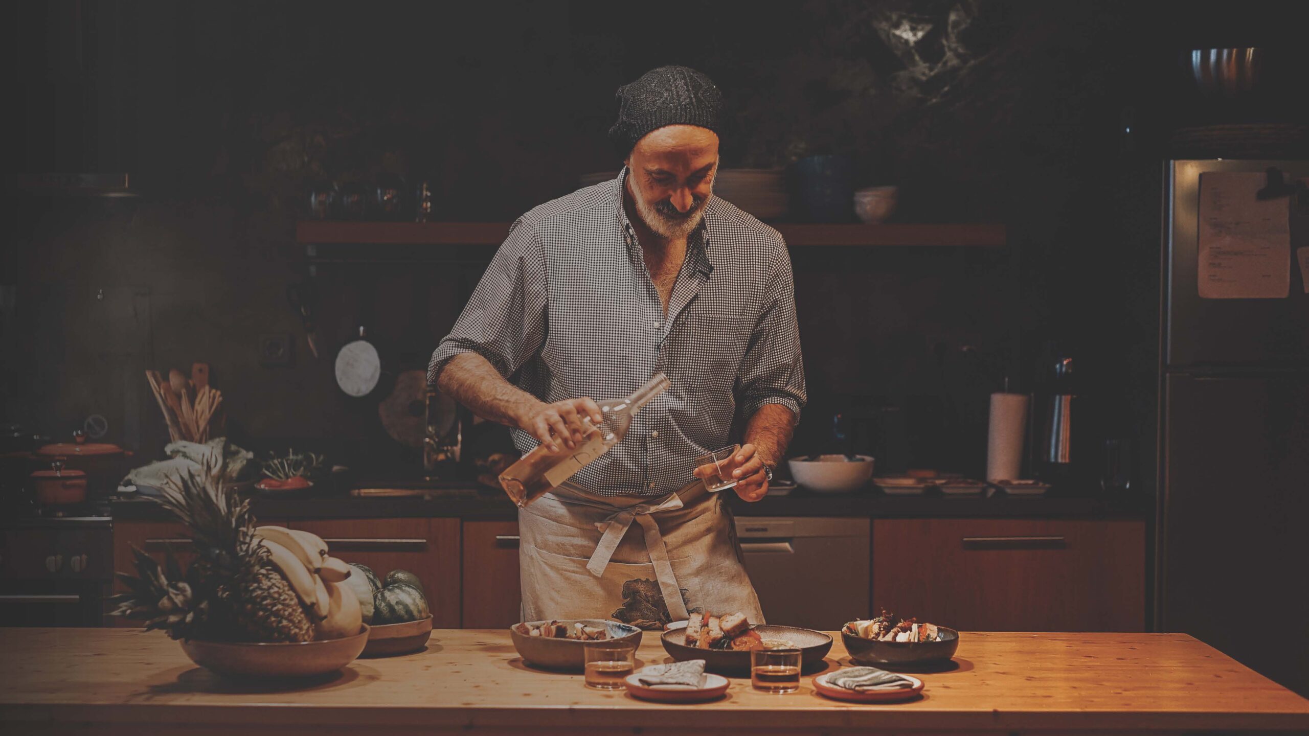 uomo in cucina da solo grigio