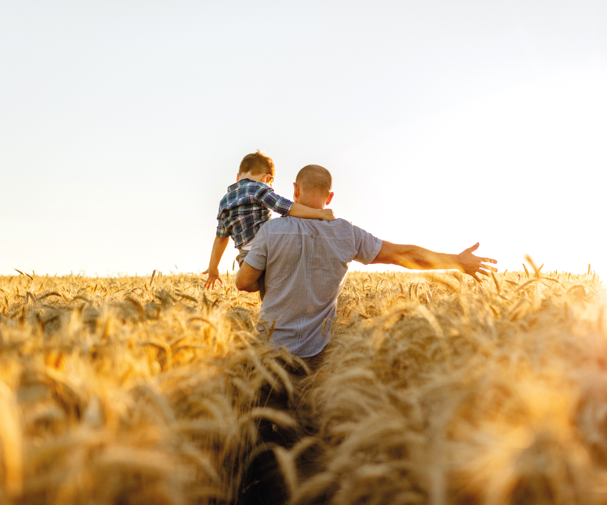 Papà e bambino in un campo