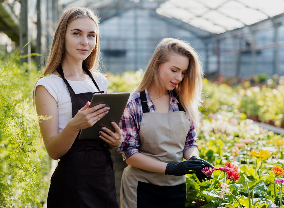 donne-lavoratrici-nel-processo-di-controllo-della-serra