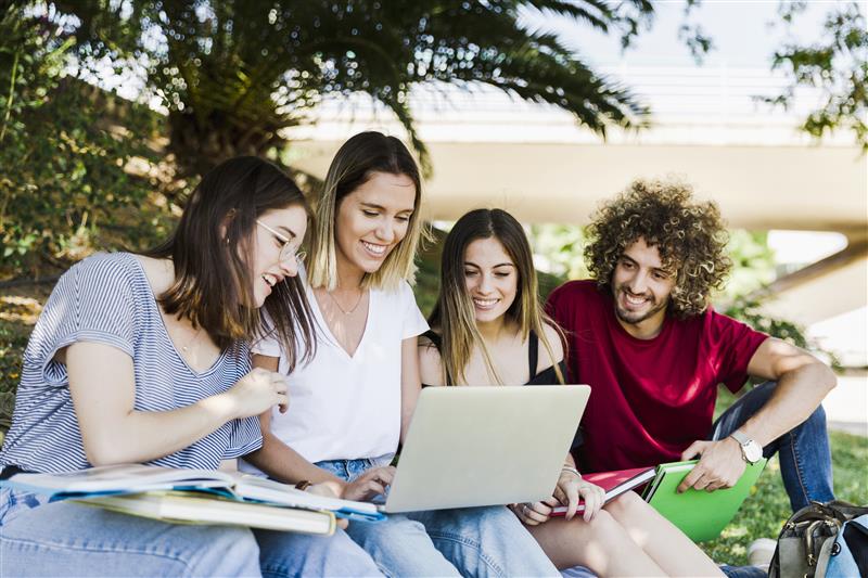gruppo di studenti universitari
